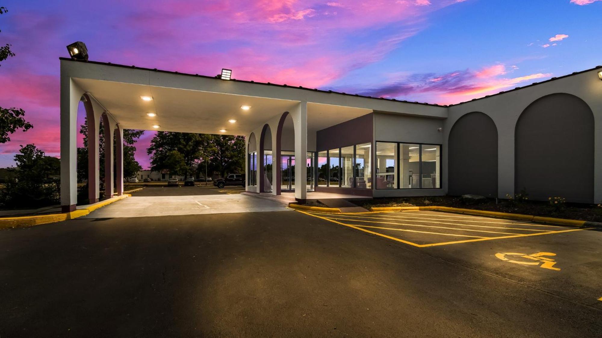 Hometowne Studios By Red Roof And Conference Center Chicago - N Aurora Naperville North Aurora Exterior photo