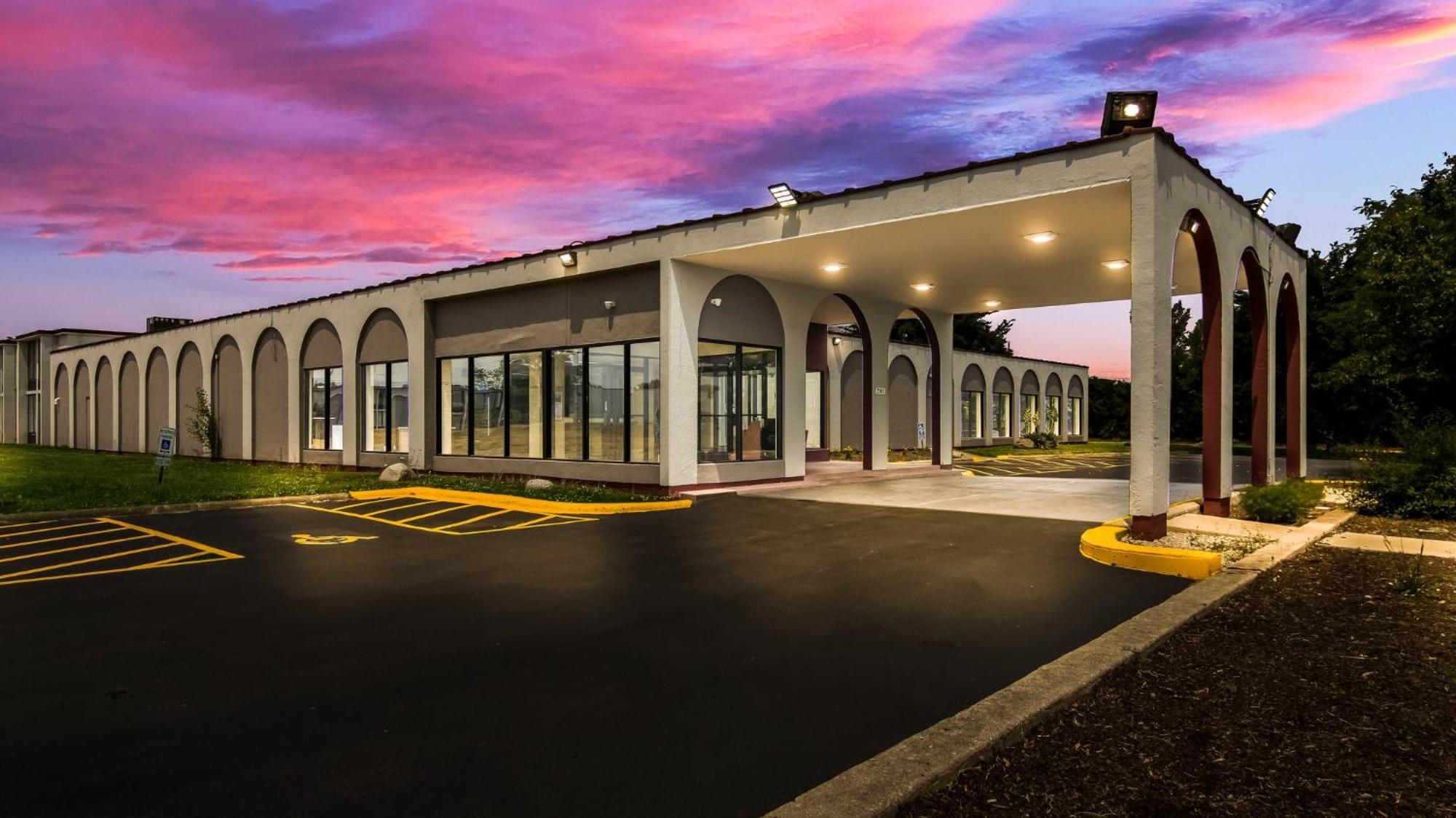 Hometowne Studios By Red Roof And Conference Center Chicago - N Aurora Naperville North Aurora Exterior photo