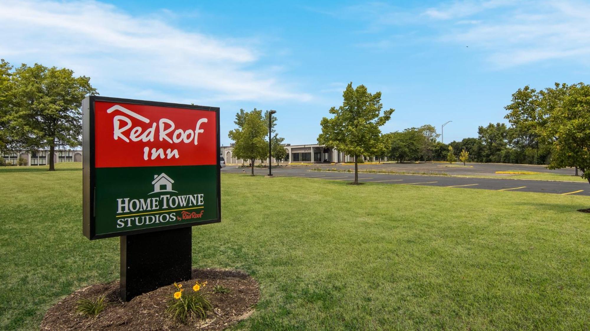 Hometowne Studios By Red Roof And Conference Center Chicago - N Aurora Naperville North Aurora Exterior photo